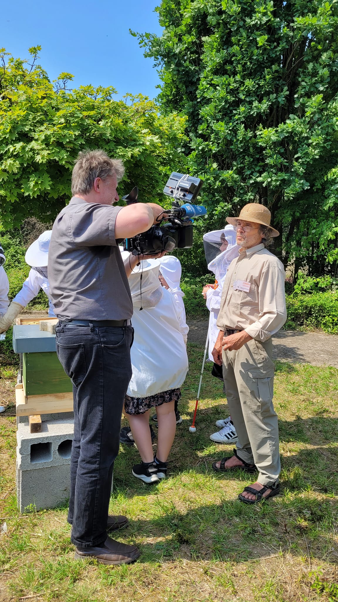 SR%20beim%20Bienenprojekttag%20in%20Aktion%20bei%20den%20Bienenv%C3%B6lkern